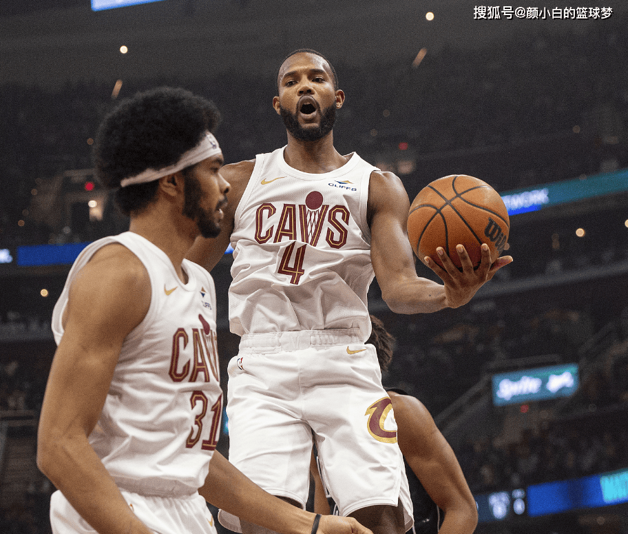 戈贝尔主动钻到恩比德裆部